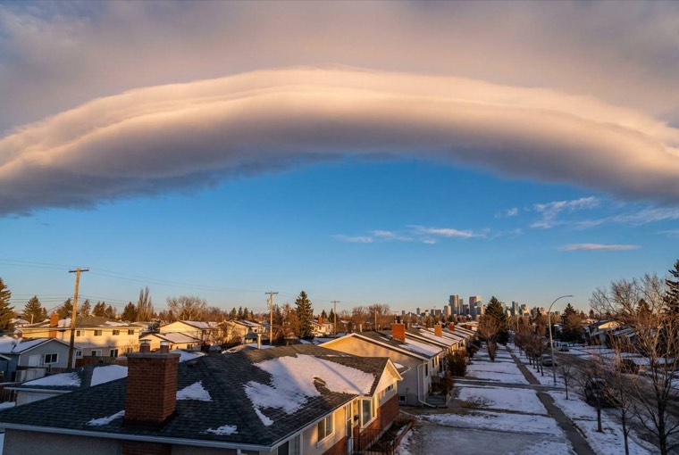 Chinook arch over Calgary rooftops